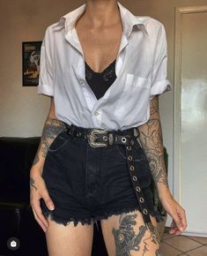 Goth Outfit Inspiration Summer, Barista Fits, Black Tinkerbell, Tattoos Outfit, When We Were Young Festival, Concert Outfit Inspiration, Fashion Thoughts, Outfit Verano, Look Grunge