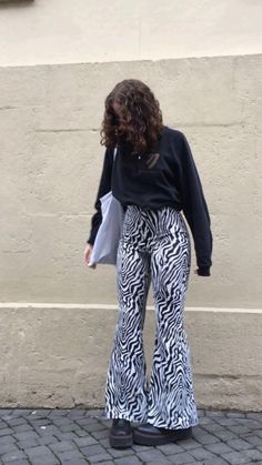 Black And White Bell Bottoms Outfit, Pattern Flare Leggings, Black And White Pattern Pants Outfit, Flare Print Pants Outfit, Patterned Flared Leggings Outfit, Patterned Flare Pants Outfit, Zebra Trousers Outfit, Patterned Jeans Outfit, Zebra Jeans Outfit