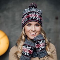 Whether you wear them all together on the ski slope or use them one at a time to distribute your favorite color through your winter wardrobe, these eye-catching Fair Isle accessories are timeless elements of style!  Stay warm in this multi-piece set, made from an exquisite natural wool blend knit into classic Nordic and Scandinavian motifs. Traditional Fair Isle knits rely on shape and technique to create their dynamic patterns, so very few colors are needed to create a festive, classic appeal. Modern Christmas Stocking, Wool Leg Warmers, Motif Fair Isle, Gray Beanie, Hygge Style, Knit Leg Warmers, Wool Hat Knit, Knit Alpaca, Cowl Scarf