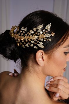 Gold leaf  bridal hair vine withglass crystals and rhinestones is  boh wedding hair piece for bride. Hair jewelry for formal occasions or weddings. Made of glittering crystals.  The perfect finish to your formal look and your wedding dress. In the shipment you will find spare crystals that you can use if you needed. READY TO SHIP. * All items are gift boxed and your order will be carefully packed in branded box, so that the product is fixed in the box and not bruised. ------------------------------ ✅Real colors may slightly different from one monitor to another, as it depends on. Specific monitor settings. ✅The products will be shipped by courier company and the trucking number will be sent to the customers. ✅Created in a pet-free and smoke-free home. ✅ Sent in branded silk pouch Gift box- Gold Hair Piece Prom, Hairpiece Jewelry, White Wedding Headband, Gold Hair Jewelry, Formal Hair Accessories, Gold Hair Piece, Hair Piece Wedding Hair, Bride Hair Jewelry, Gold Hair Vine