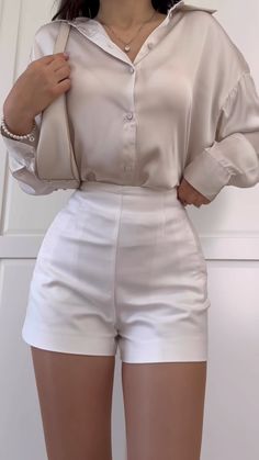 Classy Outfits With Shorts, Old Money Valentines Day Outfit, White Shorts Outfit Aesthetic, Classy Shorts Outfits, Classy Shorts, Elegante Casual, Looks Chic, Fashion Design Clothes, Mode Inspiration