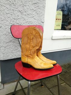 "Used, no damage. Sighnd of wear see picture Size: no sizetag. Fits eu womens 39,5 Yellow \"used look\" croco cowboy boots, rare find Handmade Item is clean and from smoke and pet free home Shipping worldwide track trace code." Snake Shoes, Brazil Colors, Wishlist 2024, Vintage Cowboy Boots, Leather Flat Shoes, Vintage Boots, Cowboy Western, Cow Boy, Strawberry Quartz