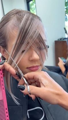 Layered Cuts For Fine Hair, Bob With Caramel Highlights, Diy Haircut Layers, Langer Pony, Brunette Pixie, Color Tutorial, How To Cut Your Own Hair, Face Frame