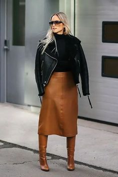 Tan Leather Skirt, Brown Leather Skirt, Moda Do Momento, Style Casual Chic, Blogger Outfits, Brown Skirt