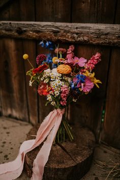 Ł�ąkowa dekoracja wesele w stodole Pampas And Wildflower Wedding, Wedding Aisle Wildflowers, Wildflower Ceremony Isle, Wedding Ceremony Wildflowers, Flower Confetti Wedding, Dolomites Wedding, Wildflower Ceremony Installation, Wildflower Bouquets, Wildflowers Wedding