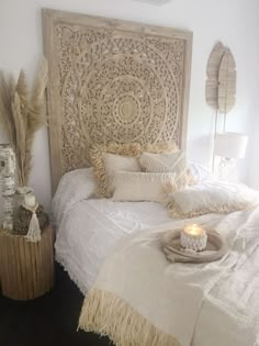 Boho bedroom decor is perfect for those who love bohemian style — for those on a boho budget too. Trendy boho bedroom ideas typically feature lots of textures and natural materials like wood, fur, hemp rope, linen fabric, and more. It also often features warm colors such as deep greens, browns, and oranges to create a cozy feeling. Tropical Headboard Ideas, Tropical Interiors, Bedroom Ideas Aesthetic, Bohemian Bedroom Decor, Boho Bedroom Decor, Room Makeover Bedroom, Styl Boho, Bedroom Boho, Small Room Bedroom