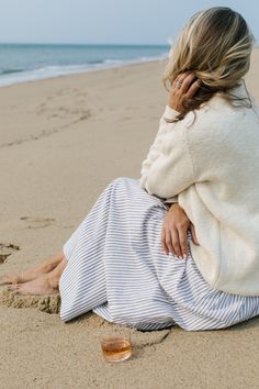 Coastal Grand Mother Aesthetic, East Coast Clothing Style, Coastal Cool Girl, Beach Grandma Aesthetic Outfits, Hamptons Summer Style, Coastal Grandma Fashion, Coastal Fashion Aesthetic, Coastal Casual Outfit, Fall Coastal Outfits