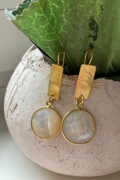 Beautiful mother-of-pearl set in 925 gold-plated silver hanging on a platelet leverback! Pearl Set, Gold Plated Silver, Ecuador, Mother Of Pearl, Favorite Jewelry, Jewelry Earrings Dangle, Dangle Drop Earrings, Dangle Earrings, Germany