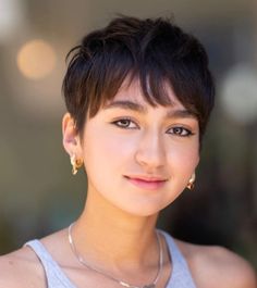 Short Pixie Cut for a Chubby Face Haircuts For Round Face Shape, Pixie Cut Round Face, Short Hairstyles For Round Faces, Japanese Short Hair, Unnatural Hair Color, Pixie Haircut For Round Faces, Pixie Cut With Bangs, Round Face Shape, Short Hair Styles For Round Faces