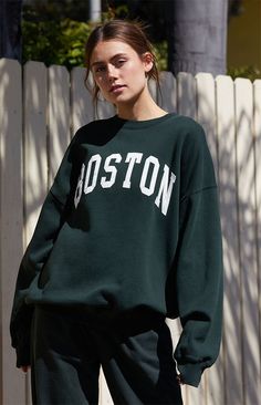 Green Erica Boston Crew Neck Sweatshirt Green Crewneck Outfit, Dark Green Sweatshirt, Brandy Melville Sweatshirt, Crewneck Outfit, Color Sweatshirt, Plain Sweatshirt, Comfy Sweatpants, College Sweatshirt, Green Sweatshirt