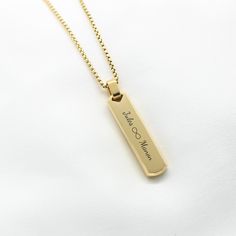 Personalized engraved rectangle pendant men's necklace, ideal gift idea: engrave the text you want! - Color: silver, gold and rose gold. - Material: stainless steel, does not rust or change color. - Chain length: 50cm + 5cm extension (i.e. 55cm in total). - Size of the medal: 4cm. Jewel delivered in a pretty pouch, ideal for giving yourself a wonderful personalized gift. ♡ All products are handmade. How to personalize your jewelry: 1. Choose the color of the jewel and the number of face(s) (fron Mens Necklace Personalized, Initial Gifts, Rectangle Pendant, Mens Pendant, Valentines Jewelry, First Name, Men's Necklace, Engraved Necklace, Unique Necklaces