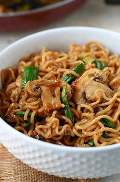 A quick and delicious Asian Mushroom Ramen noodles recipe, delicious sauce to caramelise the mushrooms and instant ramen to fix the dinner in 30minutes. #savorybitesrecipes #mushroomramen #ramennoodles #mushroomramennoodles Mushroom Ramen Noodles, Ramen Noodles Recipe, Spicy Chicken Noodles, Chicken Stir Fry With Noodles, Mushroom Ramen, Chestnut Mushrooms, Mushroom Side Dishes, Ramen Recipes Easy, Easy Ramen