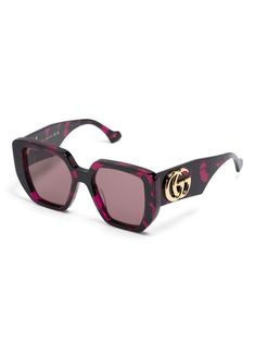 Find GUCCI Logo-plaque Oversize Sunglasses on Editorialist. black/aubergine acetate oversize frame gold-tone logo plaque pink tinted lenses oversize arms curved tips These glasses come with a protective case. Eyewear Logo, Oversize Sunglasses, Gucci Eyewear, Oversized Sunglasses, Protective Cases, Fashion Branding, Lenses, Gucci, Sunglasses