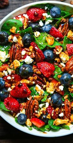 Strawberry Spinach Salad with Blueberries, Pecans, Feta, and Balsamic glaze. Salad With Blueberries, Strawberry Spinach Salad, Strawberry Spinach, Fresh Salad Recipes, Spinach Strawberry Salad, Best Salad Recipes, Summer Salad Recipes, Balsamic Glaze, Idee Pasto Sano