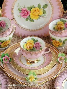 Beautiful!!! Sunday Tea, Flowers Tea, Pretty Dishes, Smart Tiles, Dessert Aux Fruits, Pretty China, Beautiful China, China Dishes