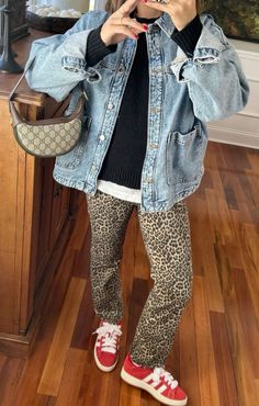 Leopard Jeans Outfit Summer, Leopard Flares Outfit, Lunch Day Outfits, Leopard Overalls Outfit, Leopard Cargo Pants Outfit, Style Leopard Pants, Leopard Print Jeans Outfit Street Style, Cheetah Jeans Outfit, Leopard Trousers Outfit