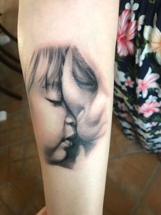 a woman's arm with a drawing of a kissing couple on the back of it