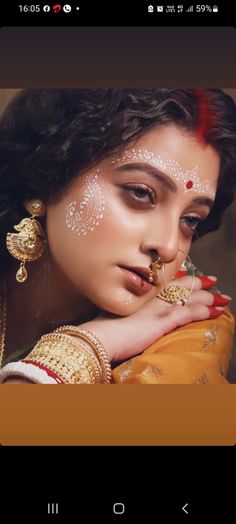 Gujrati Makeup Looks, Bangali Navratri Look, Bengali Chandan Art, Bengali Bride Drawing, Bengali Bride Aesthetic, Bengali Look Photoshoot, Kolka Design Bridal, Gopi Dots Face Paintings, Bengali Kolka Design