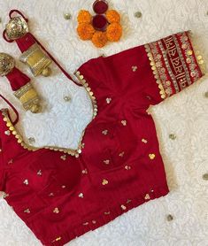 Banarsi Saree Blouse Design Back Neck, Unique Blouse Designs Stylists, Banarsi Saree Blouse Design, Bridal Blouse Designs Latest, Pleated Blouse Designs, Blouse Designs Traditional, Blause Desine Latest Back, Simple Blouse Design, Red Blouse Design