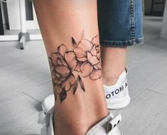 Cover Up Tattoo Frauen, Ankle Flower Tattoo, Tattoo Back Women, Wrap Around Ankle Tattoos, Flower Tattoo Ideas, Ankle Tattoo Designs, Ankle Tattoos For Women, Anklet Tattoos, Tattoo Girls