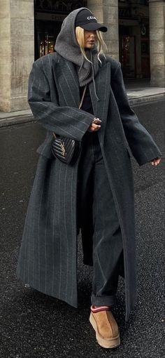 Aw Street Style 2024, Street Chic 2024, Gray Long Coat Outfit, Long Gray Coat Outfit, Street Style Winter 2023-2024, Winter Street Style 2024, Gray Coat Outfit Winter Style, Nyc Winter Outfits Street Style, Airport Outfits Winter