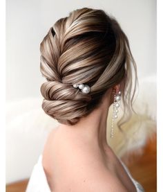 hairstyles😍 Shinion Hair, Classic Updo Hairstyles, Curly Bridal Hair, Classic Updo, Bridal Hair Inspiration, Brunette Balayage Hair, Hair 2024