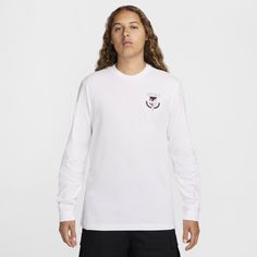 This tee is designed to feel relaxed through the body for an athletic fit you can layer. Lightweight cotton feels soft and comfortable for everyday wear. Nike Sportswear Mens, Green Long Sleeve Shirt, Men's Long Sleeve T-shirt, Top Graphic Tees, Athletic Shirts, Athletic Fits, Nike Sportswear, The Body, Mens Tees