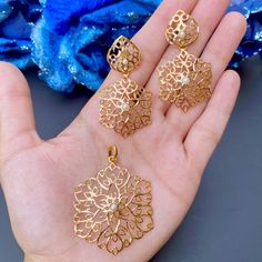 Featuring a lightweight and a perfectly carved pendant set made in 22ct gold. The pendant set weighs 18 GMs Price Breakup Summary Component Rupees % of Total 22k Gold 93,010 81.3% Stones & Beads 1,310 1.1% Making Charges 16,742 14.6% Taxes (GST) 3,332 3.0% Total 114,394 100.0% View Detailed Price Breakup Watch Video Here Yellow Gold Filigree Jewelry Sets As Gift, Yellow Gold Filigree Jewelry Sets For Gift, Festive Yellow Gold Pendant Earrings, Gold Pendant Earrings For Diwali, Yellow Gold Jewelry Sets For Diwali Gift, Gold Earrings With Detachable Pendant As Gift, Diwali Gold Pendant Earrings, Diwali Gift Yellow Gold Jewelry Sets, Festive Gold Jewelry Set With Detachable Pendant