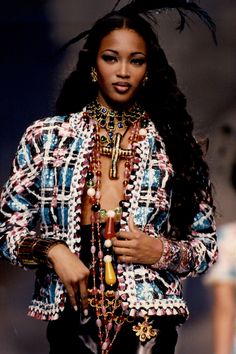 Naomi Campbell à un défilé Chanel en janvier 1992 Moda Chanel, 90s Runway, 90s Runway Fashion, Mode Chanel, Lauren Hutton, 90s Models, Helena Christensen, Chanel Couture, Moda Paris