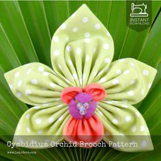 DIY Fabric Flower Cymbidium Orchid Brooch Tutorial - PDF Sewing Pattern - La Todera Flower Fabric Pattern, Fabric Flower Headbands, Cymbidium Orchid, Fleurs Diy, Fabric Flower Brooch, Fabric Flower Tutorial, Kanzashi Flowers, Cloth Flowers, Fabric Flowers Diy