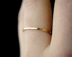 Moyenne épaisseur or anneau d’empilage, un ou deux anneaux, texturé or 14 k remplir anneau, 14 k goldfill pile bague, bague unique en or, bague délicate Minimalist Hammered Stackable Rings, Everyday Hammered Stackable Rings, Hammered Stackable Rings For Wedding, Minimalist Hammered Midi Rings For Anniversary, Gold Stacking Ring, Two Rings, Sterling Silver Stacking Rings, Stack Ring, Hammered Sterling Silver