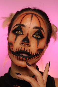 Halloween Makeup Inspiration Scary, Creepy Pumpkin Makeup, Halloween Pumpkin Outfit, Pumpkin Scarecrow Makeup, Halloween Face Painting For Women, Pumpkin Queen Makeup, Halloween Pumpkin Makeup Ideas, Halloween Makeup Clown Scary, Halloween Makeup Looks Pumpkin