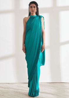 Our noor fringe sari features a full pre-draped sari that looks like a regular sari with our signature fringe detail. Pair it with the halter fringe top or get in touch for more blouse options. Elegant Party Pre-draped Saree With Tassels, Designer Bollywood Saree With Tassels, Bollywood Designer Saree With Tassels, Elegant Saree With Tassels For Reception, Bollywood Style Designer Saree With Tassels, Pre-draped Saree With Tassels For Wedding, Bollywood Style Pre-draped Saree With Tassels For Party, Bollywood Style Saree With Tassels For Reception, Party Saree With Tassels