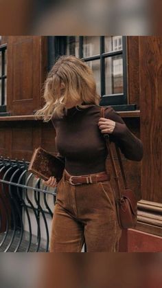 80’s fashion, monochrom brown, earthy, literature lover, academia, winter outfit, corduroy pants, leather purse, leather belt, leather accesories 40s Mode, Academia Aesthetic Outfit, Dark Academia Outfits, Dark Academia Outfit, Academia Outfits, Academia Style, Academia Fashion, Brown Pants, American Beauty