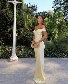 Item Descriptions: Silhouette:Mermaid Waist: Natural Sleeve Length:Sleeveless Fabric:Satin Shown Color:Pastel Yellow Built-In Bra: Yes Bright Weddings, Natalie Rolt, Fancy Stuff, Ball Gowns Evening, Prom Dress Inspiration, Satin Prom Dress, Black Tie Wedding, Black Prom Dresses, Mode Inspo