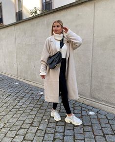 Ecru Coat Outfit Winter, Autumn Outfits Beige Coat, Long Coat And Sneakers Outfit, Beige Long Jacket Outfit, Outfits With Coats Casual, Tan Rain Coat Outfit, New York Outfits In March, Outfits With Beige Coat, Beige Winter Coat Outfit