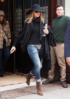 Jennifer Anniston Style, Look Hippie Chic, Jennifer Aniston Style, 2019 Style, 50 Style, Outfits With Hats, Black Hat, 가을 패션