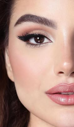 Porque todo es cuestión de técnica, aplica estos tips para un delineado cat eye sin errores. El resultado será ¡espectacular! Joey, make up artist de Kat Von D, nos comparte sus tips para un delineado cat eye sin errores. Toma nota y ponlos en práctica para una mirada felina ¡de impacto! Makeup Hooded Eyes, Perfect Nude Lipstick, Makeup Simple, Cat Eye Makeup, Pinterest Makeup, Winter Makeup