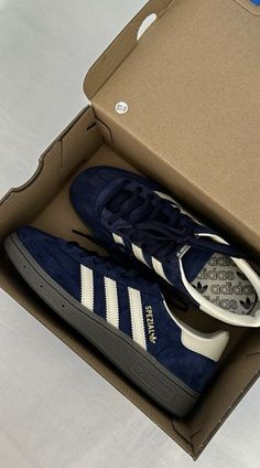 Spezials Outfit Women, Best Adidas Shoes Women, Adidas Spezial Women, Adidas Spezial Navy Outfit, Spezial Adidas Shoes, Adidas Shoes Aesthetic, Spezials Adidas, Spezial Adidas Outfit, Adidas Spezial Navy