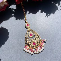 jadau chandbali tikka 22k Gold Jewelry Necklaces, Sapphire Beads, 22k Gold Jewelry, Hanging Beads, Pearl Necklace Set, Ruby Beads, Ruby Emerald, Gold Jewelry Necklace, Emerald Necklace