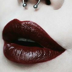 Gothic Lip Makeup, Dark Makeup Looks Gothic, Gothic Prom Makeup, Goth Lip Makeup, Vampire Makeup Aesthetic, Goth Prom Makeup, Red Goth Makeup, Goth Grunge Makeup, Goth Lips