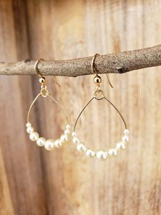 Check out this item in my Etsy shop https://www.etsy.com/listing/1119707259/swarovski-pearl-hoop-earrings-swarovski Diy Bridal Earrings, Minimalist Wedding Earrings, Bride Jewelry Pearl, Cricut Jewelry, Bridesmaid Earrings Silver, Boho Wedding Earrings, Teardrop Bridal Earrings, Pearl Bride, Wedding Bride Jewelry