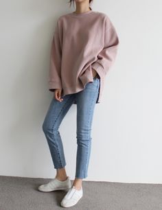 Traveling Clothes, Celana Jins, How To Wear Shirt, Pakaian Feminin, Fashion Minimalist, Minimalist Chic, Chic Sweaters, 가을 패션, 여자 패션