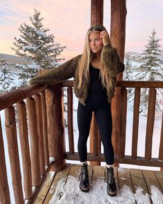 Cozy Cute Aesthetic Outfits, Comfy Snow Outfits, Mountain Cozy Outfit, Christmas Shopping Outfit Winter, Tennessee Winter Outfits Cold Weather, Canmore Outfits, Cozy Bonfire Outfit, Winter Gatlinburg Outfit, Snow Inspo Outfits