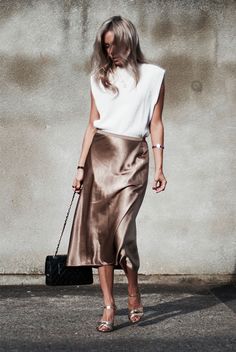 White geometric sleeveless top, a metallic midi skirt, metallic heels and a black chain strap bag. holiday outfit, holiday look, christmas outfit, new years eve outfit, fashion 2018, party outfit, #holidaystyle #partystyle #holidayoutfit #fbloggerstyle #bloggerstyle #fashionpost #holidays Metallic Midi Skirt, Trendy Party Outfits, Outfits New Year, Casual Party Outfit, Party Mode, Rock Outfit, Eve Outfit