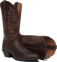 Gli stivali da cowboy Heritage Western di Ariat sono un'aggiunta perfetta a qualsiasi guardaroba. Questi stivali in pelle pieno fiore hanno un classico Rtoe per un look vivace immerso nella tradizione country Cowgirl. Sono dotati di una suola in gomma e una confortevole tecnologia ATS footbed per la stabilità e il comfort. Un elegante modello di cucitura rende questi stivali un avvio meraviglioso per un giorno, o una notte, sulla città. Cowboy Boots Brown, Botas Cowboy, Cowboy Shoes, Country Cowgirl, Brown Cowboy Boots, Boots Cowboy, Cow Boy, Western Cowboy Boots, Western Cowboy