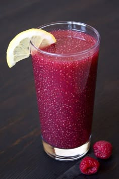 A refreshing green tea lemonade with fresh pureed raspberries and nutrient rich chia seeds. Both healthy and delicious! Raspberry Green Tea, Chia Drink, Pudding Recept, Green Tea Lemonade, Chia Recipe, Veggie Juice, Lemon Diet, Lemon Detox, Tea Lemonade