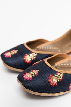 Get your comfy flats fix at @MerakiDesignHouse - Handcrafting traditional Khussa's and Jutti's into the best everyday flats. Everyday Flats, Comfy Flats, Traditional Embroidery, Embellished Flats, Pink Flats, Leather Flat Shoes, Embroidered Fabric, South Asian