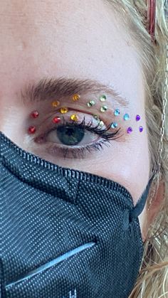 Festival Makeup Rainbow, Rainbow Concert Outfit, Pride Makeup Ideas Glitter, Pride Fit Ideas