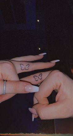 #Relationship# fashion# diy Miniature Tattoos, Small Matching Tattoos, Cute Hand Tattoos, Hand And Finger Tattoos, Pretty Hand Tattoos, Finger Tattoo Designs, Inspiration Tattoo